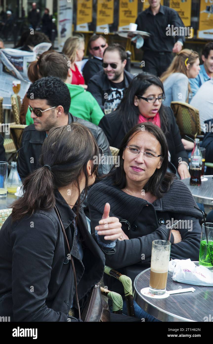 Frauen im Gespräch in einem Café am linken Ufer (Rive Gauche) in Paris, Frankreich Stockfoto