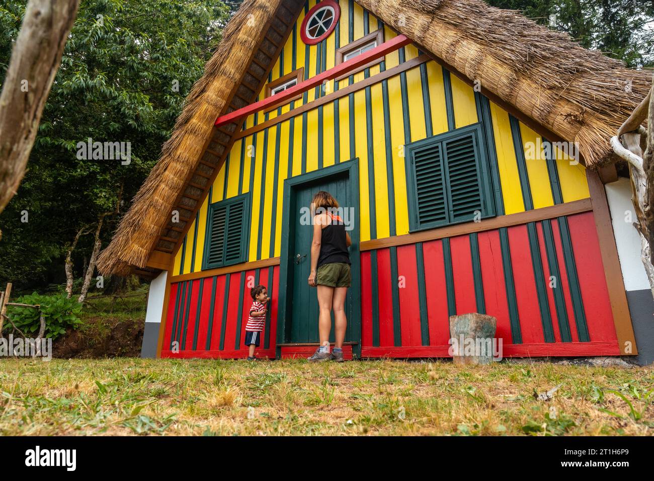 Spielen Sie in einem traditionellen madeirischen Haus wie dem von Santana im Wald von Caldeirao Verde, Santana Stockfoto