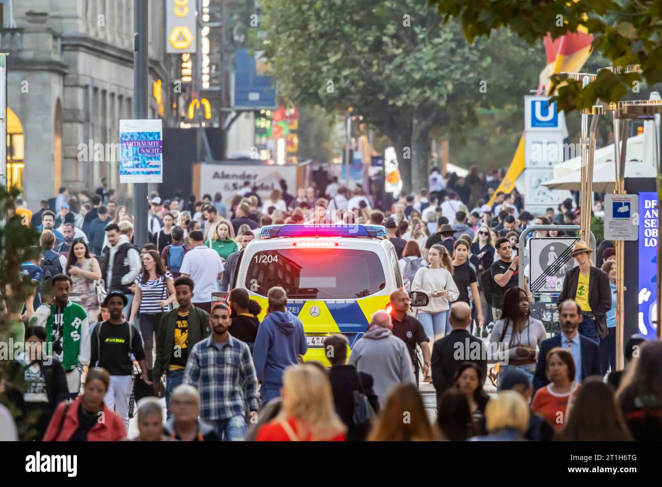 Viele Menschen unterwegs in der Fußgängerzone, Polizeipatrouillen in der Einkaufsstraße Königsstraße abends, Stuttgart, Baden-Württemberg Stockfoto