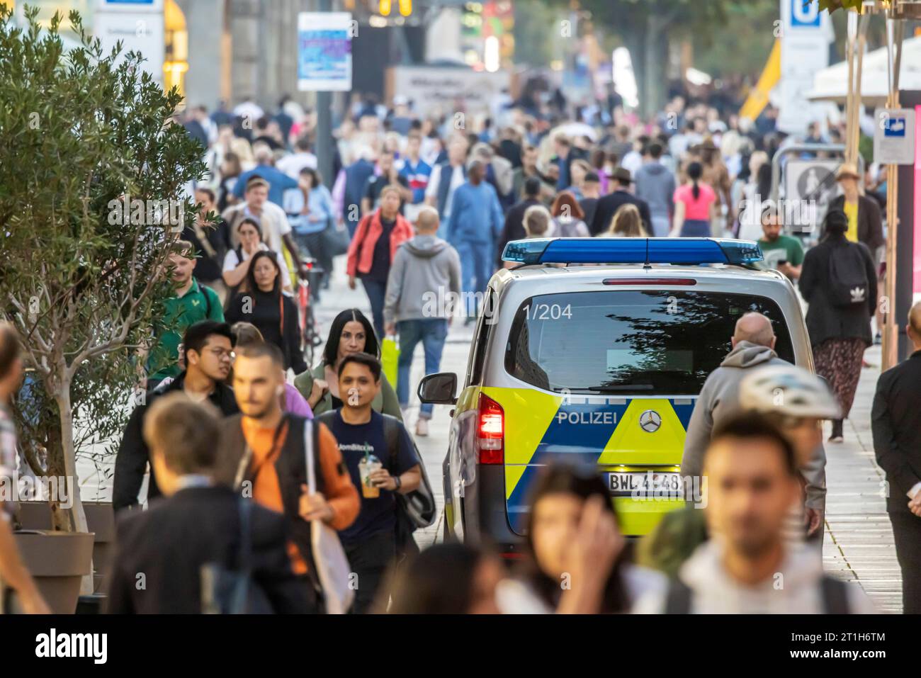 Viele Menschen unterwegs in der Fußgängerzone, Polizeipatrouillen in der Einkaufsstraße Königsstraße abends, Stuttgart, Baden-Württemberg Stockfoto