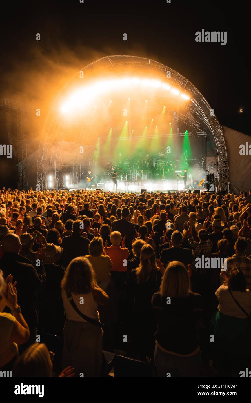 Publikum beim Live Klostersommer Festival im historischen Kloster vor der Bühne, Calw, Deutschland Stockfoto