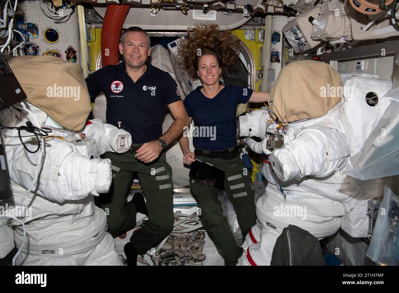 Erdatmosphäre. Oktober 2023. Die Astronauten Andreas Mogensen von der ESA (Europäische Weltraumorganisation) und Loral O’Hara von der NASA arbeiten an Raumzügen innerhalb der Luftschleuse Quest. Das Duo nahm sich abwechselnd die Reinigung der Kühlschleifen in den Anzügen vor einem für den 12. Oktober geplanten Raumausflug, um Mikrobenproben aus bestimmten Bereichen außerhalb der Internationalen Raumstation zu sammeln. Wissenschaftler wollen die Arten von Mikroben analysieren, die in der Lage sein könnten, die raue Umgebung des Weltraums zu überleben. Quelle: NASA/ZUMA Press Wire/ZUMAPRESS.com/Alamy Live News Stockfoto