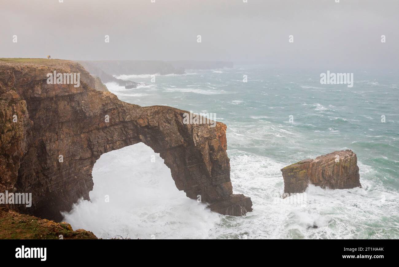 Die grüne Brücke von Wales an der Küste von Pembrokeshire Großbritannien während des Sturms Agnes Stockfoto
