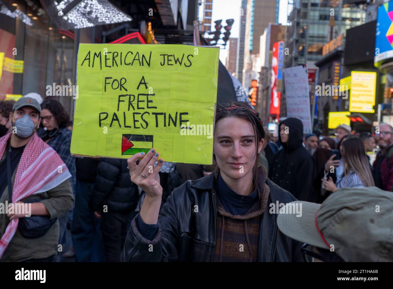 New York, Usa. Oktober 2023. NEW YORK, NEW YORK - 13. OKTOBER: Eine Frau hält während eines Palästinenserprotests am Times Square am 13. Oktober 2023 in New York City einen „amerikanischen Juden für Ein freies Palästina“ und unterschreibt während eines „Day of Action“-Protestes am Times Square. Im ganzen Land und auf der ganzen Welt halten Menschen Kundgebungen und Mahnwachen für Palästinenser und Israelis ab, nachdem die Hamas am 7. Oktober einen Überraschungsangriff erlitten hatte. Der Angriff hat zu einer Bombardierung des Gazastreifens durch das israelische Militär und zu einer möglichen Bodeninvasion des Territoriums geführt. Quelle: Ron Adar/Alamy Live News Stockfoto