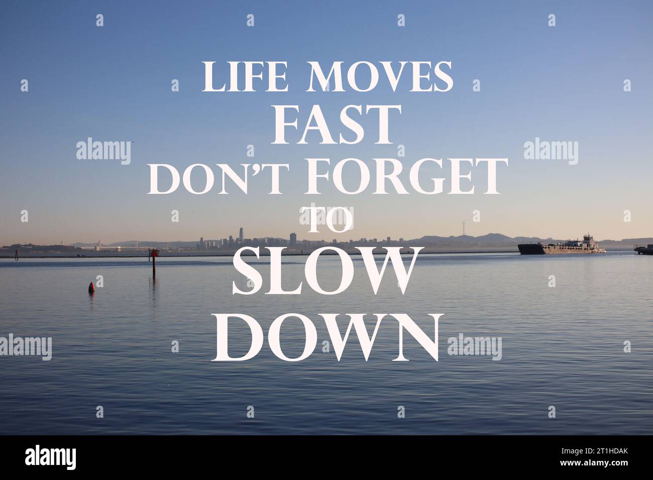 Zitat. Motivierende und inspirierende Zitate – das Leben bewegt sich schnell, vergessen Sie nicht, langsamer zu werden. Stockfoto