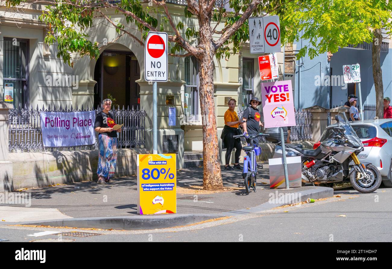 Sydney, Australien. Oktober 2023. Die Australier stimmen 2023 beim Referendum „Voice to Parliament“ in Redfern ab, einem Vorort von Sydney mit einer großen indigenen Bevölkerung. Im Bild: Die Wahlstation am Redfern Town Hall an der Pitt Street 73. Quelle: Robert Wallace / Wallace Media Network / Alamy Live News Stockfoto