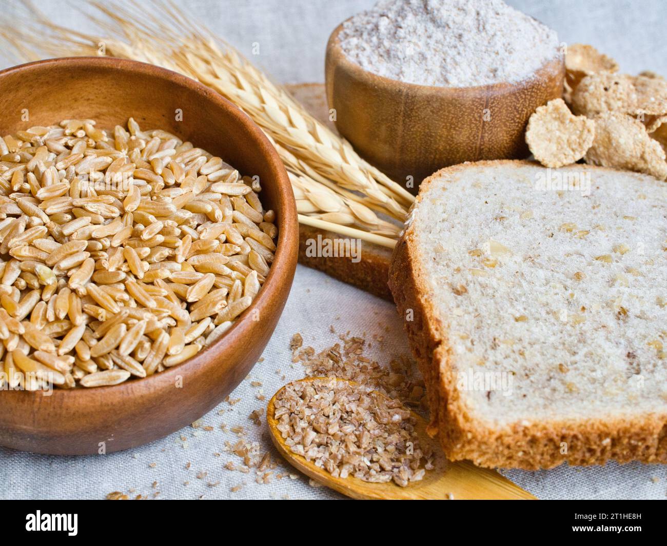Vollweizenbild von Getreidekörnern aus amerikanischer Ernte für eine herzgesunde Ernährung. Verschiedene Weizenprodukte angezeigt. Stockfoto