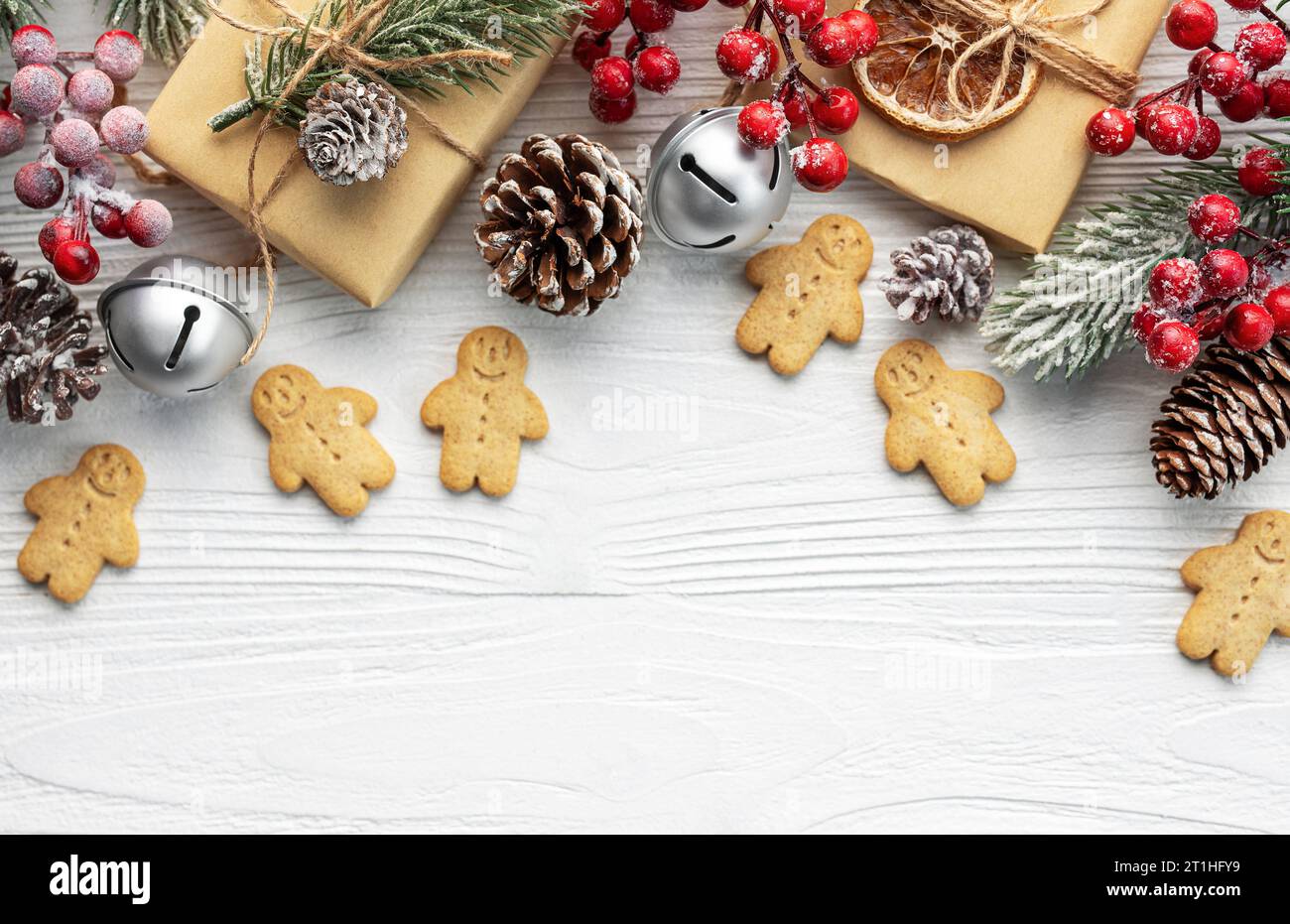 Weihnachtsgeschenke, Lebkuchenkekse, Dekorationen mit weihnachtsbaum auf weißem hölzernem Hintergrund Stockfoto