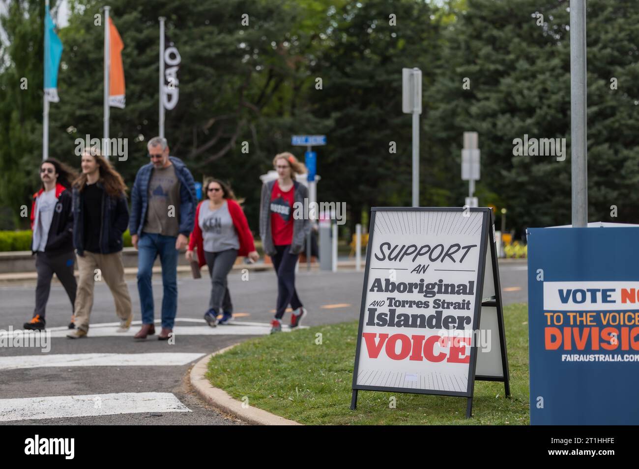 (231014) -- CANBERRA, 14. Oktober 2023 (Xinhua) -- die Wähler gehen in Richtung eines Wahlzentrums im Old Parliament House in Canberra, Australien, 14. Oktober 2023. In ganz Australien wurden Wahllokale für das erste Referendum des Landes im 21. Jahrhundert eröffnet, bei dem die Wähler entscheiden, ob sie eine indigene Stimme im Parlament einrichten wollen oder nicht. Millionen Australier werden am Samstag mit "Ja" oder "Nein" über den Vorschlag stimmen, die Verfassung zu ändern, um die ersten Völker Australiens anzuerkennen, indem sie die Stimme schaffen, die das bundesparlament in allen Fragen beraten wird, die Aborigines und Torres betreffen Stockfoto