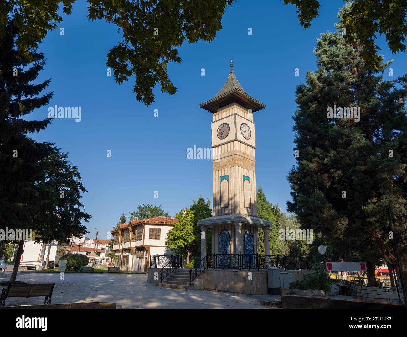 Kutahya, Türkei. 25. September 2023. Historischer Uhrenturm im aserbaidschanischen Park. Touristisch schöne Städte der Türkei. Stockfoto