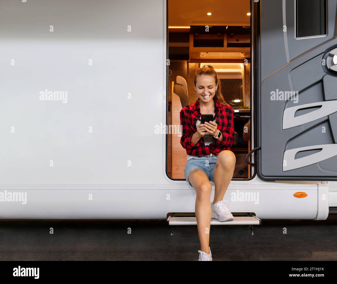 Wohnmobil-Lifestyle. Hintergrund der Wohnmobilvermietung. Frau und Wohnmobil. Stockfoto