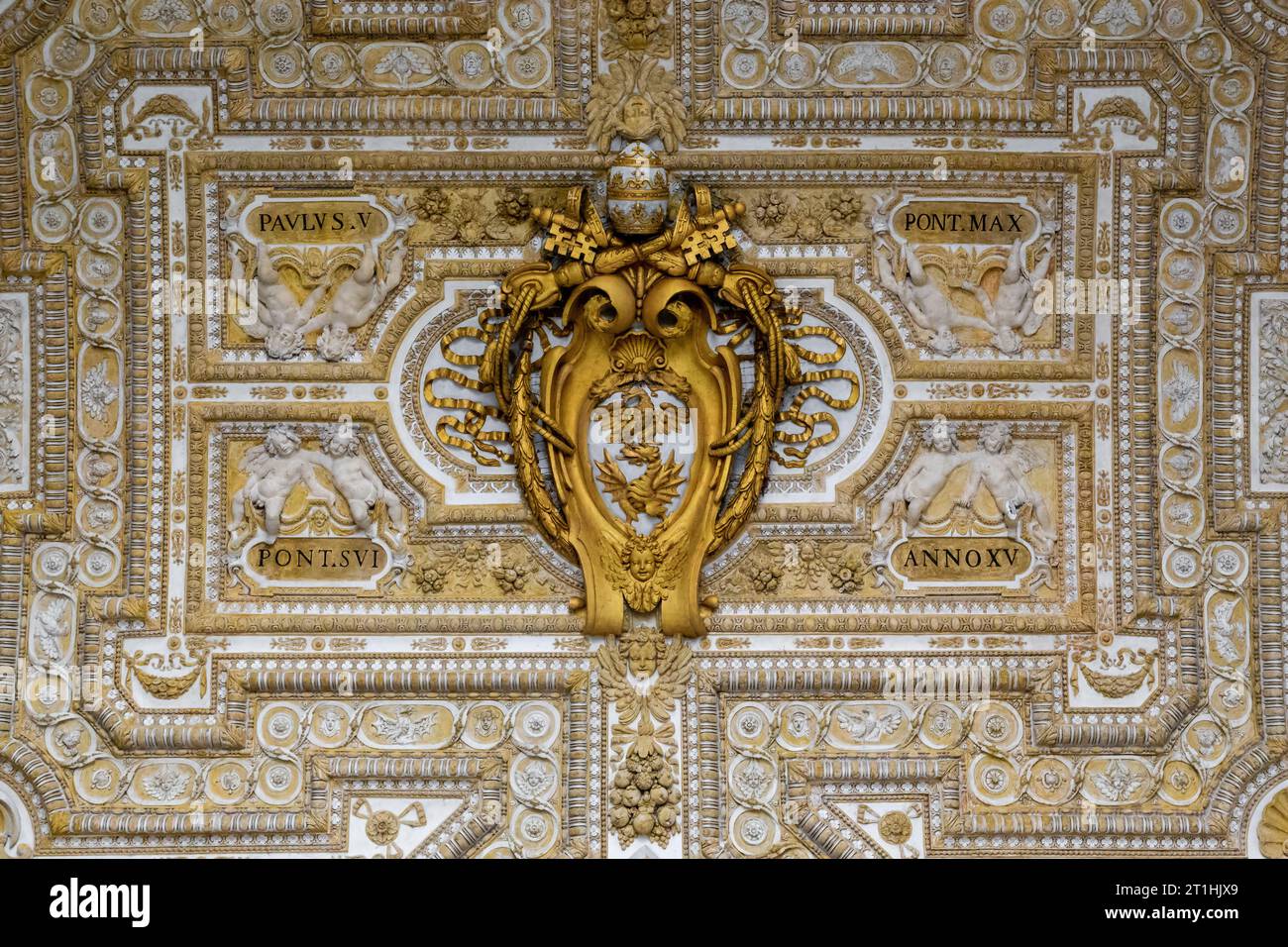 ROM, VATIKAN - 9. MÄRZ 2023: Dies ist ein Fragment mit dem Wappen von Papst Paul V. auf dem Gewölbe des Hauptatriums der Basilika St. Peter. Stockfoto