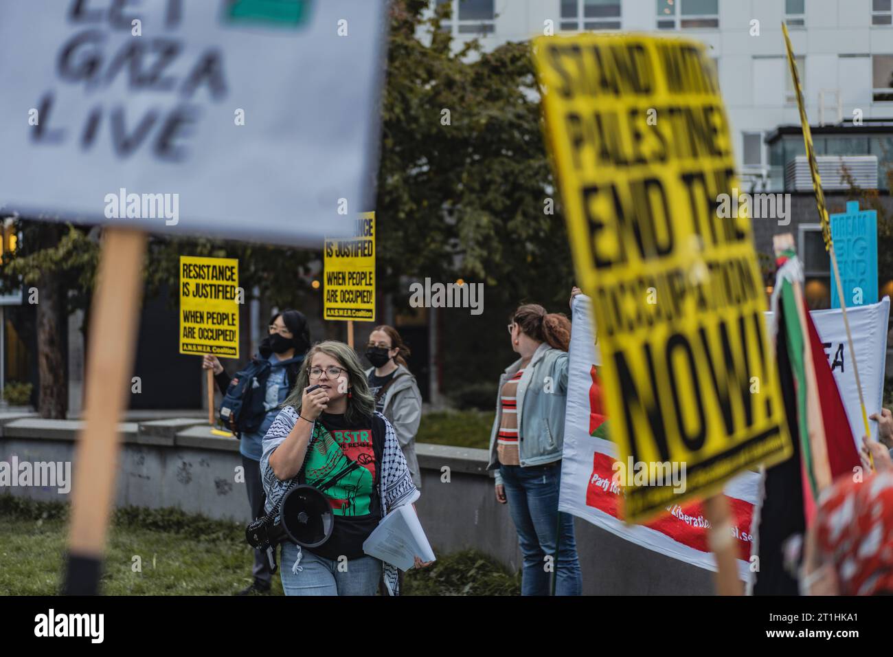 Demonstranten, die im Cal Anderson Park gesehen wurden, versammelten sich mit Fahnen und Plakaten während einer Demonstration zur Solidarität mit Palästina. Die Kundgebung, die im Cal Anderson Park stattfand, zog eine Vielzahl von Menschen an, die Banner, Fahnen und Schilder mit Botschaften des Friedens und der Gerechtigkeit trugen. Die Redner der Veranstaltung hoben hervor, wie wichtig es ist, das Bewusstsein für den seit langem andauernden Konflikt im Nahen Osten und seine Auswirkungen auf das palästinensische Volk zu schärfen. Sie betonten die Notwendigkeit einer friedlichen Beilegung, die die Rechte und die würde aller Beteiligten achtet. (Foto: Chin Hei Leung/SOPA Images/SIPA US Stockfoto