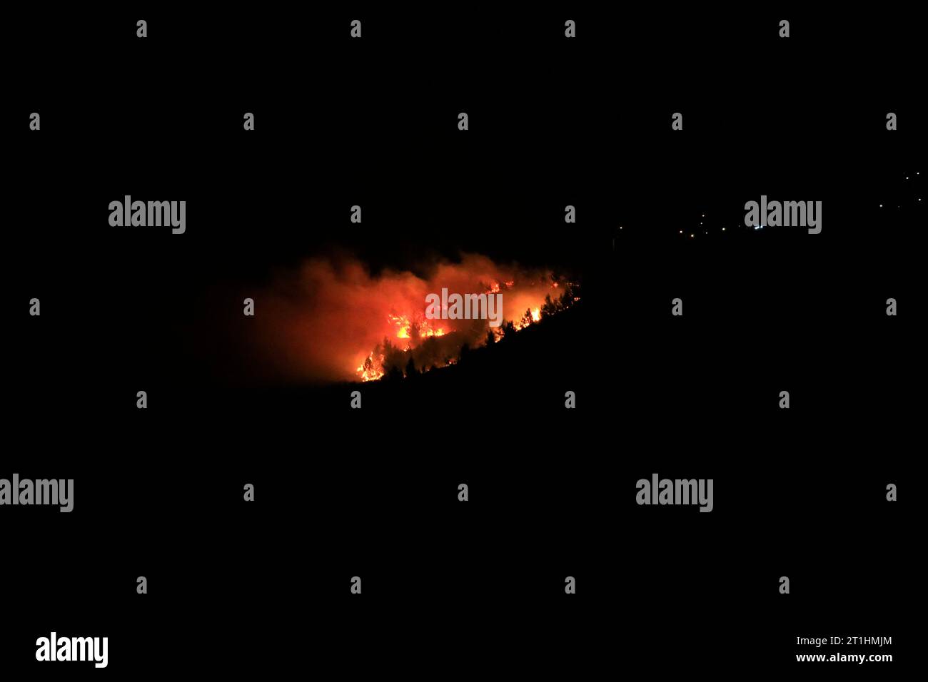 Khiam. Oktober 2023. Dieses Foto, das am 13. Oktober 2023 in der libanesischen Stadt Markaba aufgenommen wurde, zeigt einen Brand in der Nähe eines israelischen Militärstandorts in der israelischen Stadt Misgav am während eines Raketenschießaustauschs zwischen der Hisbollah und Israel. Die Spannungen an der libanesisch-israelischen Grenze eskalierten, nachdem die Hisbollah am Sonntagmorgen Dutzende von Raketen auf Militärstandorte in Shebaa-Farmen abfeuerte, um den Überraschungsangriff auf israelische Städte zu unterstützen, den die Hamas am Morgen des 7. Okt. gestartet hatte. Quelle: Ali Hashisho/Xinhua/Alamy Live News Stockfoto