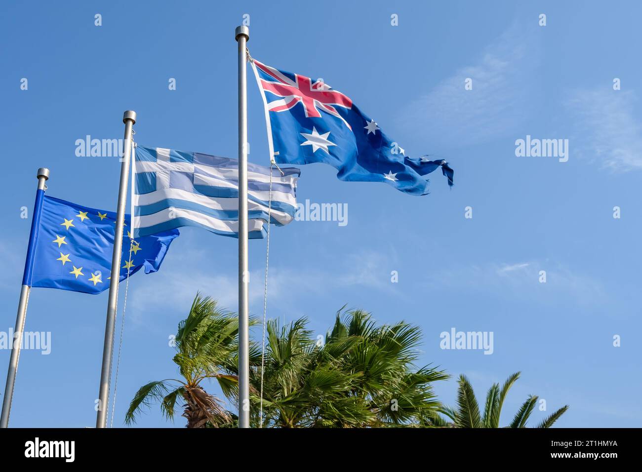 Blick auf die australische Nationalflagge, die griechische Nationalflagge und die Flagge der europäischen Gemeinschaft Stockfoto