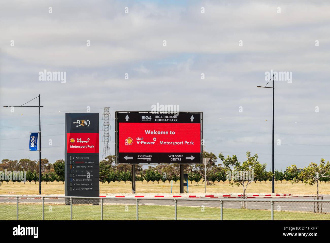 Tailem Bend, Südaustralien - 13. Oktober 2023: Shell V-Power Motorsport Park am Eingang von Bend mit neuen Schildern an einem hellen Tag Stockfoto