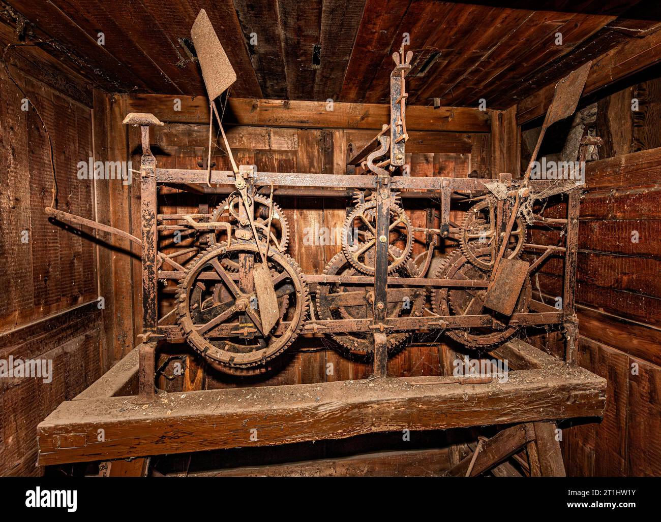 Alte rostige Mechaniken einer Kirchenturmuhr Stockfoto