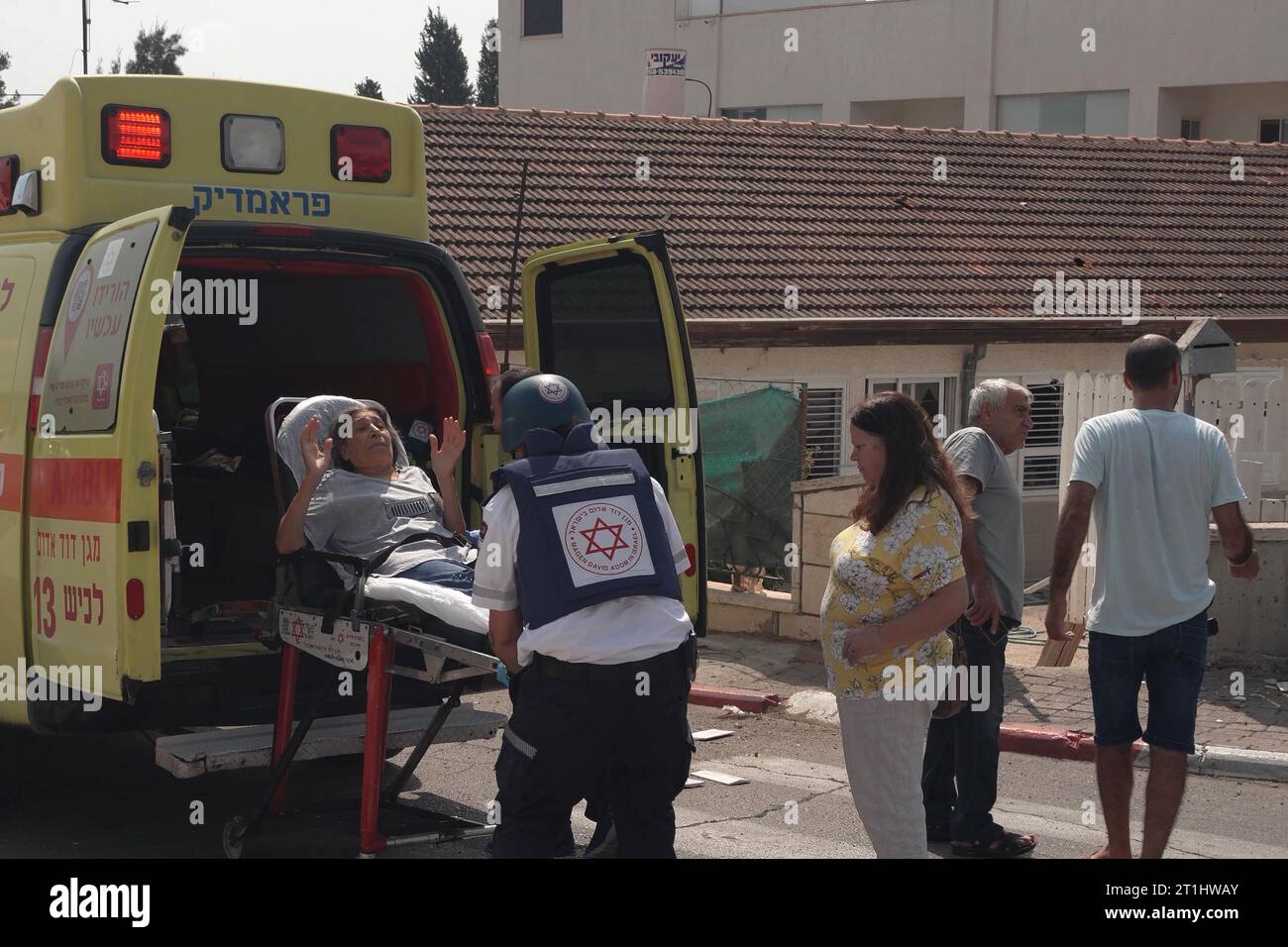 Eine israelische Frau erhält medizinische Hilfe, als sie in einen Krankenwagen evakuiert wird, nachdem eine Rakete, die von palästinensischen Militanten aus dem Gazastreifen abgefeuert wurde, ihr Haus am 8. Oktober 2023 in Sderot, Israel, getroffen hatte. Am Samstag startete die militante palästinensische Gruppe Hamas den größten Überraschungsangriff seit einer Generation aus Gaza, der Tausende von Raketen und eine unbekannte Anzahl von Kämpfern auf dem Land schickte, die Israelis in Gemeinden nahe der Grenze zu Gaza erschossen und entführt haben. Stockfoto