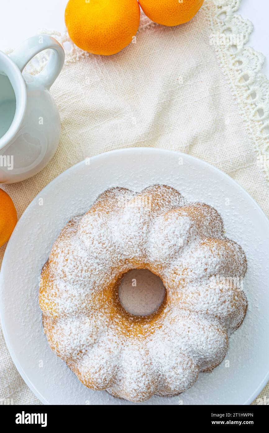 Cupcake in Puderzucker auf einer weißen Serviette Stockfoto