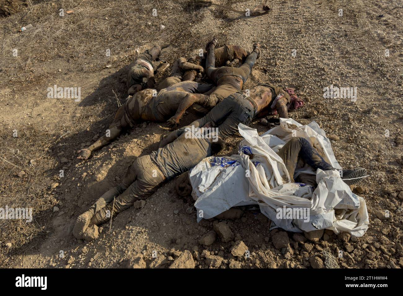 Die Leichen palästinensischer Kämpfer lagen in der Nähe des Kibbuz Be'eri, wo Hamas-Militante Hunderte israelischer Offenbarer hingerichtet haben, die an einem Musikfestival teilnahmen, nachdem sie am 10. Oktober 2023 aus dem Gazastreifen in Israel infiltriert waren. Am Samstag startete die militante palästinensische Gruppe Hamas den größten Überraschungsangriff seit einer Generation aus Gaza, der Tausende von Raketen und eine unbekannte Anzahl von Kämpfern auf dem Land schickte, die Israelis in Gemeinden nahe der Grenze zu Gaza erschossen und entführt haben. Stockfoto