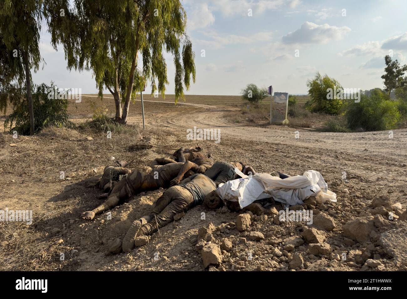Die Leichen palästinensischer Kämpfer lagen in der Nähe des Kibbuz Be'eri, wo Hamas-Militante Hunderte israelischer Offenbarer hingerichtet haben, die an einem Musikfestival teilnahmen, nachdem sie am 10. Oktober 2023 aus dem Gazastreifen in Israel infiltriert waren. Am Samstag startete die militante palästinensische Gruppe Hamas den größten Überraschungsangriff seit einer Generation aus Gaza, der Tausende von Raketen und eine unbekannte Anzahl von Kämpfern auf dem Land schickte, die Israelis in Gemeinden nahe der Grenze zu Gaza erschossen und entführt haben. Stockfoto