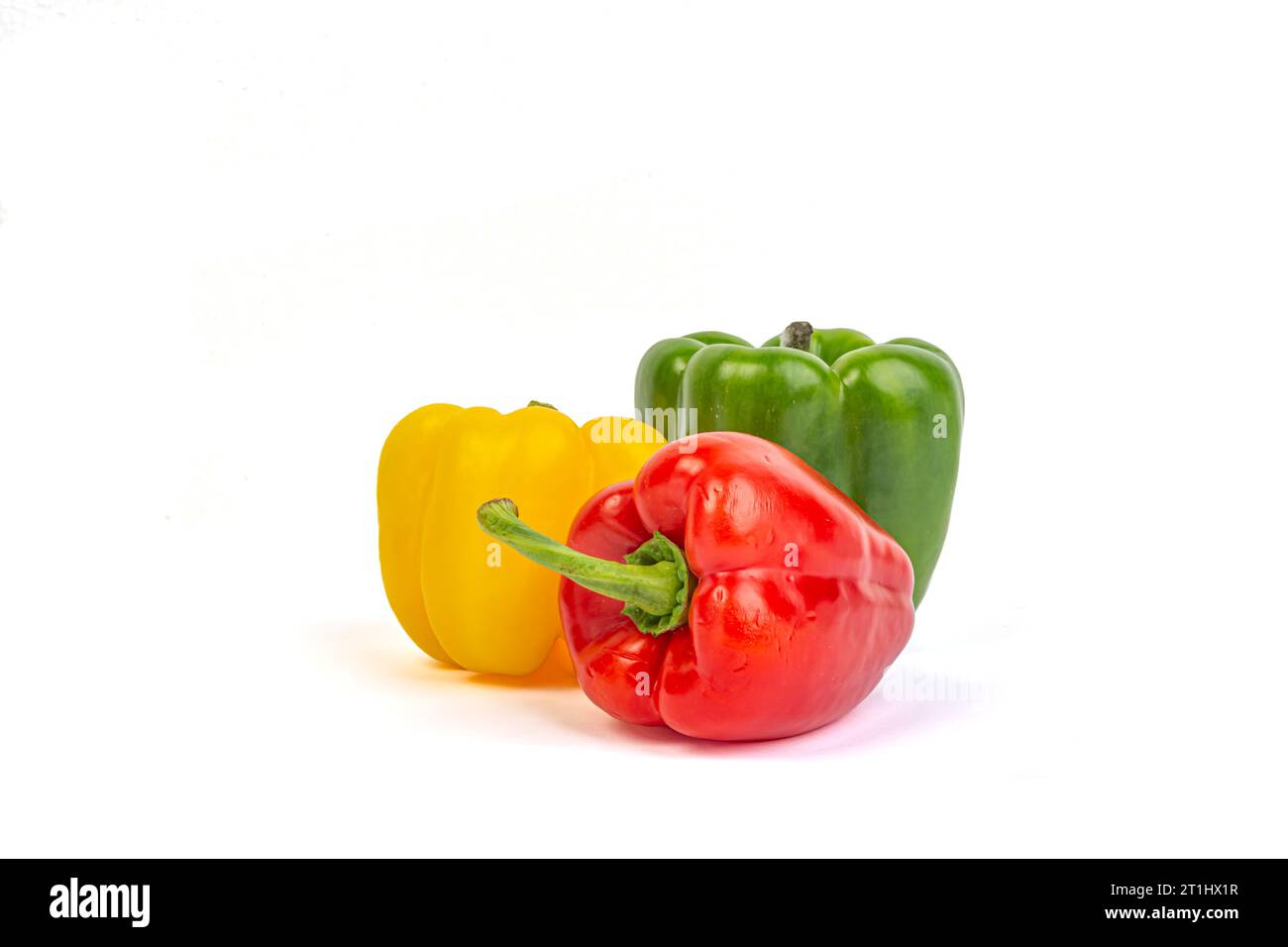 Gelb-grüne und rote Paprika auf weißem Hintergrund Nahaufnahme Stockfoto
