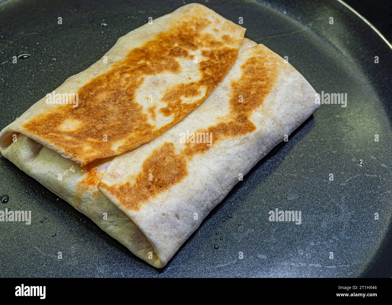 Gebratene Pita auf einer schwarzen Pfanne Stockfoto