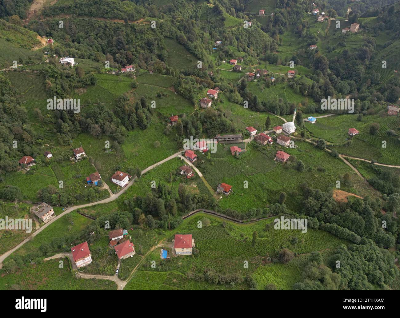 Ein Blick aus der Vogelperspektive auf die Dörfer von Rize, der natürlichsten Stadt der Türkei Stockfoto