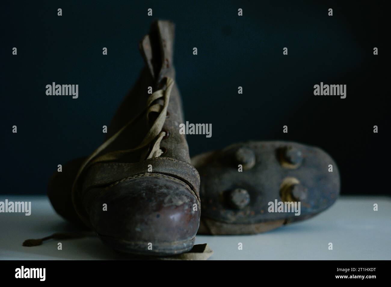 Alte Fußballschuhe und Ball 1930 / Cristi Stavri Stockfoto