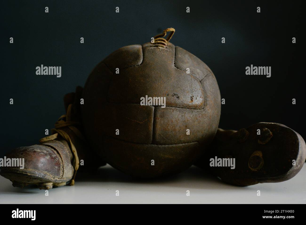 Alte Fußballschuhe und Ball 1930 / Cristi Stavri Stockfoto