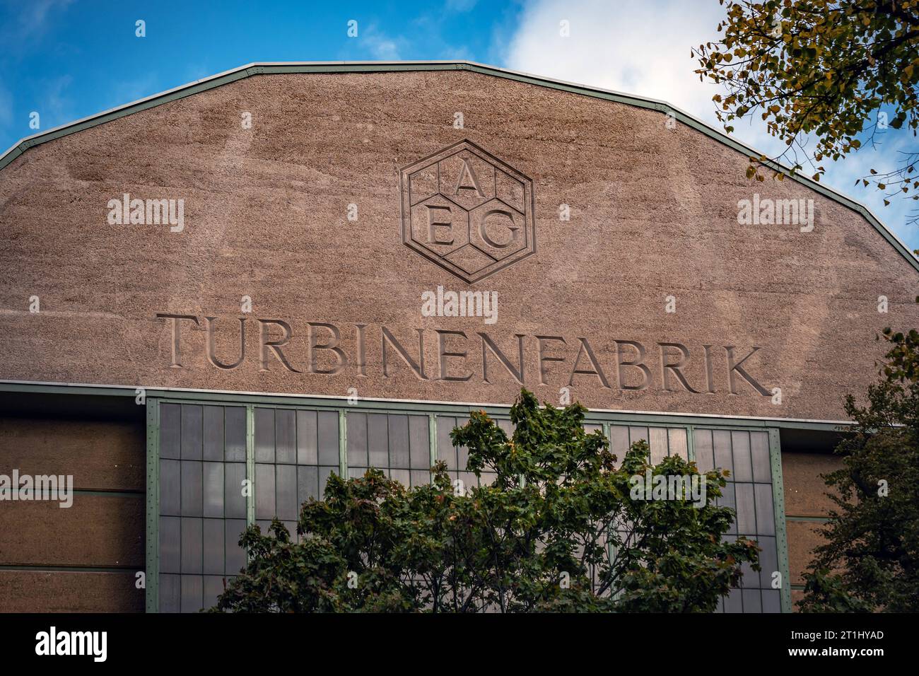 Berlin Mitte OT Moabit Siemens in der Huttenstraße ehemals AEG Turbinenfabrik, Architekt Peter Behrens - 14.10.2023 Berlin *** Berlin Mitte OT Moabit Siemens in der Huttenstraße ehemals AEG Turbinenfabrik, Architekt Peter Behrens 14 10 2023 Berlin Credit: Imago/Alamy Live News Stockfoto