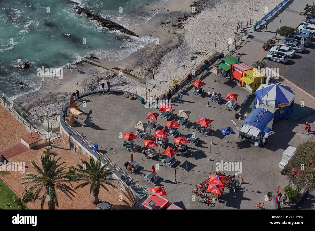 Menschen genießen die Sonne und essen auf dem Lebensmittelmarkt im Sea Point Pavilion, Kapstadt, Westkap, Südafrika. Nicht viele Leute. Stockfoto