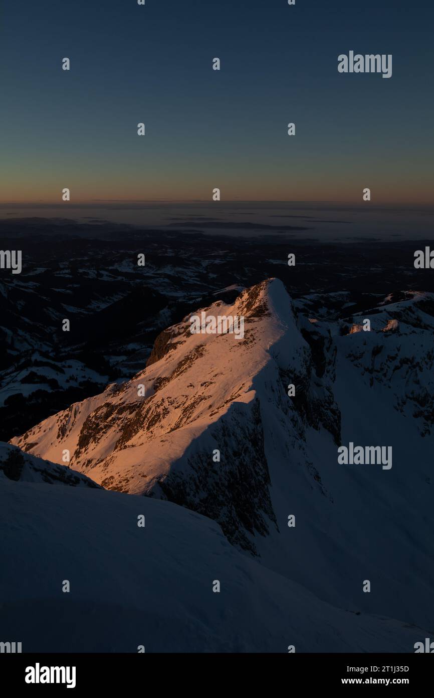 Herrliche Winterlandschaft bei Sonnenuntergang mit Blick von den Allgauer Alpen über den Bregenzer Wald in Österreich bis zum Saentis in der Schweiz Stockfoto