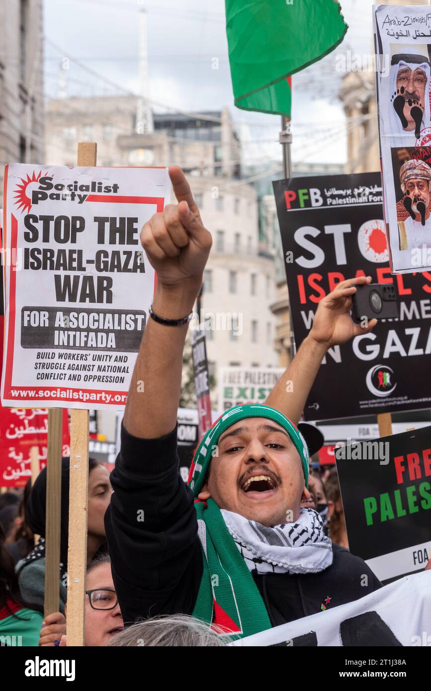 Portland Place, London, Großbritannien. Oktober 2023. Während der Konflikt zwischen Israel und der Hamas anhält, findet ein Protest gegen die Eskalation der militärischen Aktionen im Gazastreifen statt. Organisiert von Gruppen wie der palästinensischen Solidaritätskampagne und der „Stop the war Coalition“ mit dem Titel „nationale Demonstration: Marsch für Palästina“ und mit Aufrufen zur „Beendigung der Gewalt“ und „Beendigung der Apartheid“ versammelten sich die Demonstranten vor der BBC in Portland Place Stockfoto