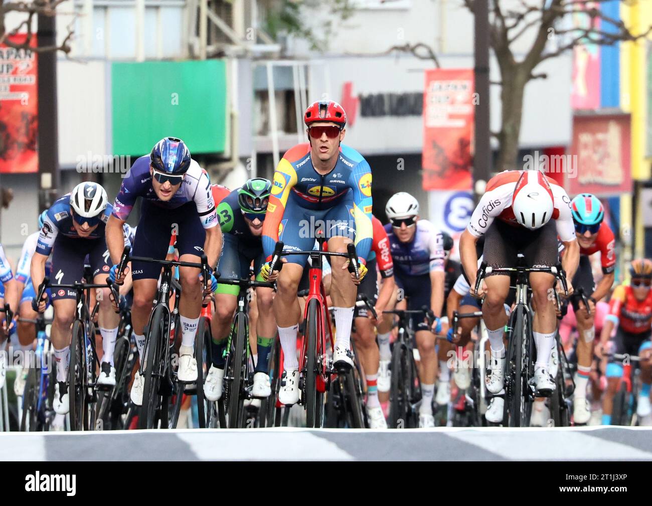 Utsunomiya, Japan. Oktober 2023. Der belgische Radfahrer Edward Theuns von Lidl-Trek überquert am Samstag, den 14. Oktober 2023, die Ziellinie des Japan Cup Criterium 2023 in Utsunomiya, 100 km nördlich von Tokio. Theuns erzielte einen dritten Sieg in Folge beim Japan Cup Criterium. (Foto: Yoshio Tsunoda/AFLO) Stockfoto