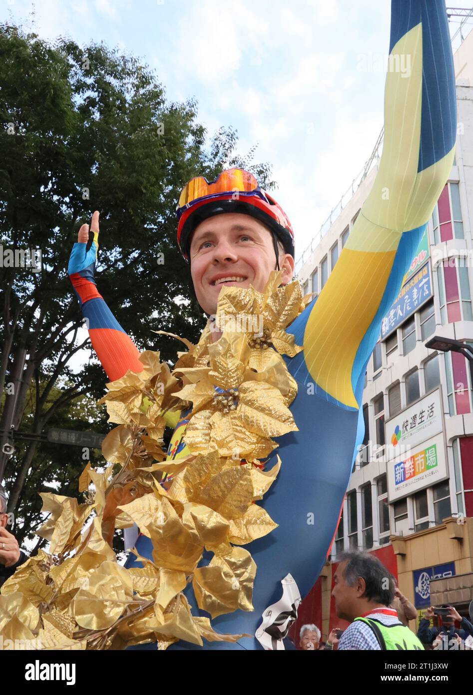 Utsunomiya, Japan. Oktober 2023. Der belgische Radfahrer Edward Theuns von Lidl-Trek reagiert auf das Publikum, nachdem er am Samstag, den 14. Oktober 2023, in Utsunomiya, 100 km nördlich von Tokio, das Japan Cup Criterium 2023 gewonnen hat. Theuns erzielte einen dritten Sieg in Folge beim Japan Cup Criterium. (Foto: Yoshio Tsunoda/AFLO) Stockfoto