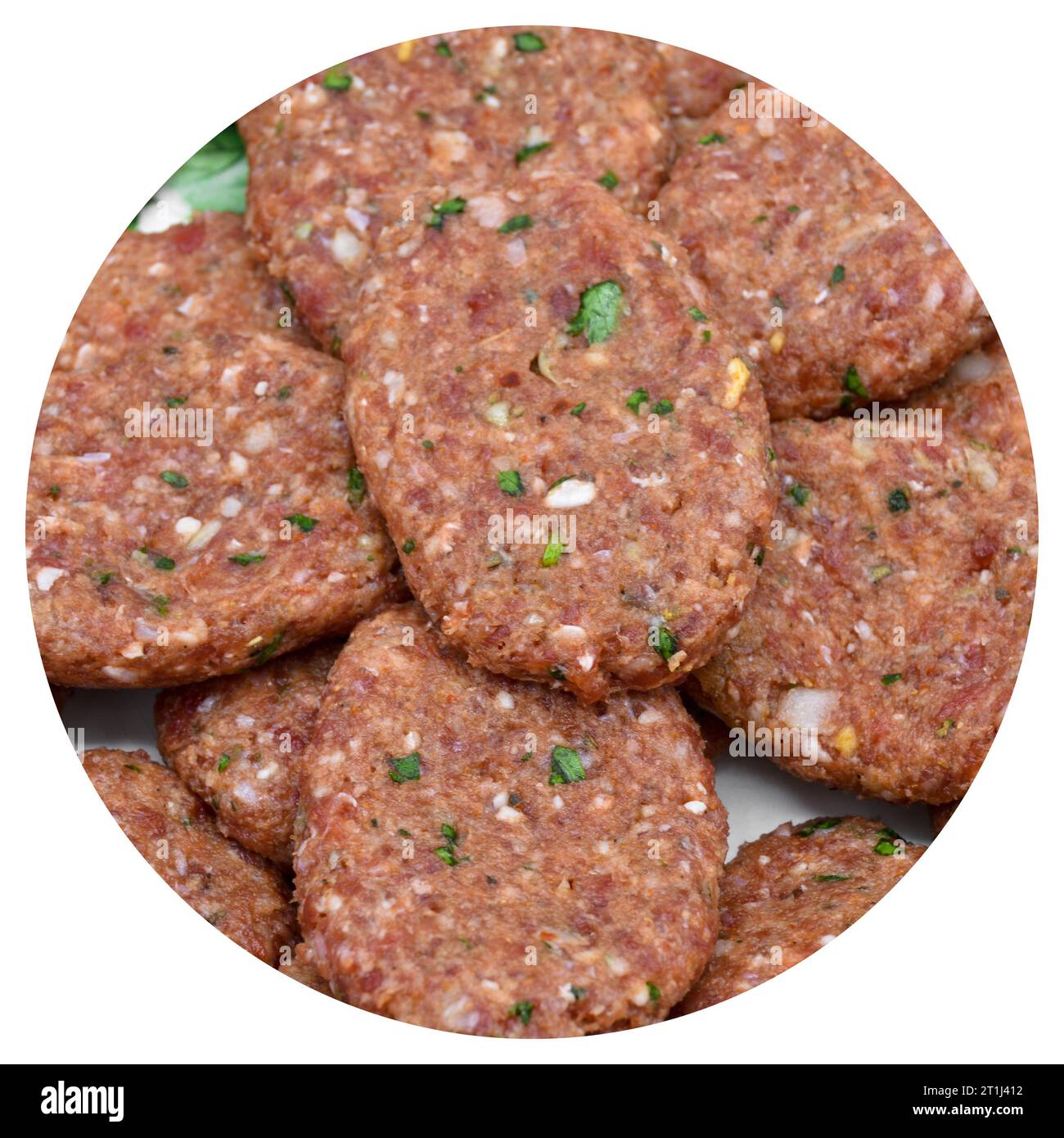 Rohe Fleischbällchen aus Rind mit verschiedenen hausgemachten Gewürzen, Rindfleisch kofte kofta roh Stockfoto