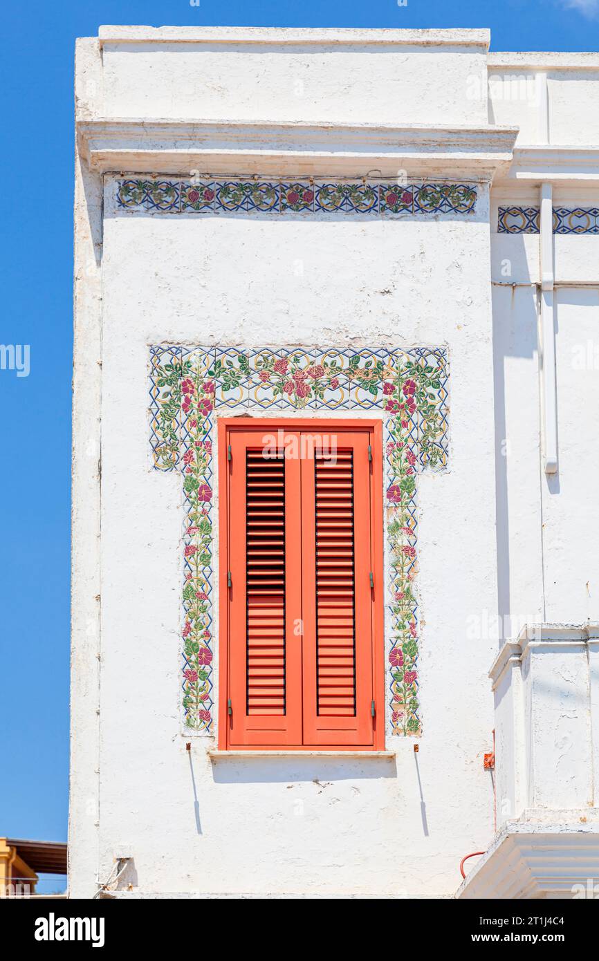 Ein Fenster mit gekachelter Umgebung in Santa Maria di Leuca, einem Dorf an der Adriaküste an der Südspitze der Halbinsel Salento in Süditalien Stockfoto