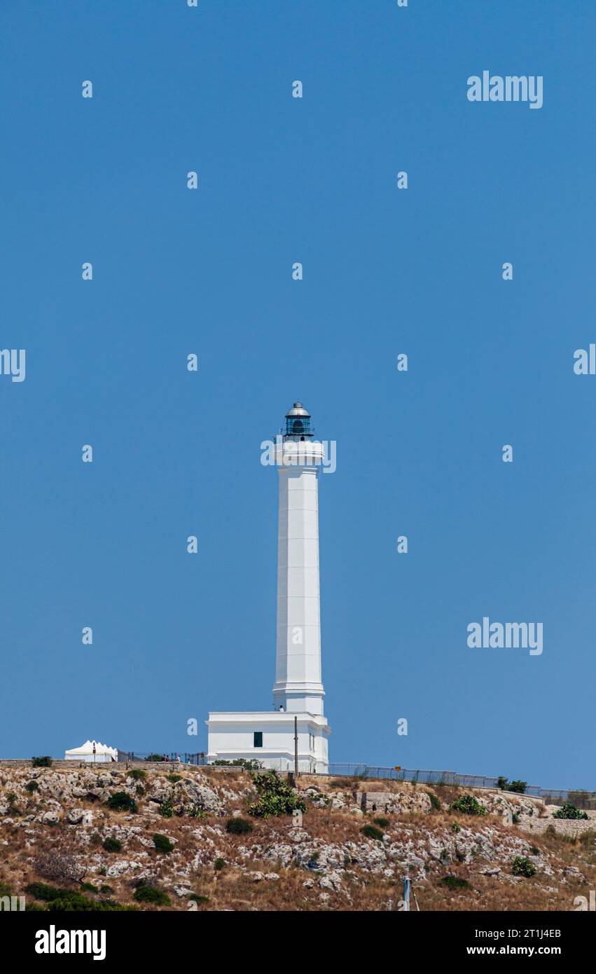Der Leuchtturm (erbaut 1864) in Santa Maria di Leuca, einem Dorf an der Adriaküste an der südlichsten Spitze der Halbinsel Salento in Süditalien Stockfoto