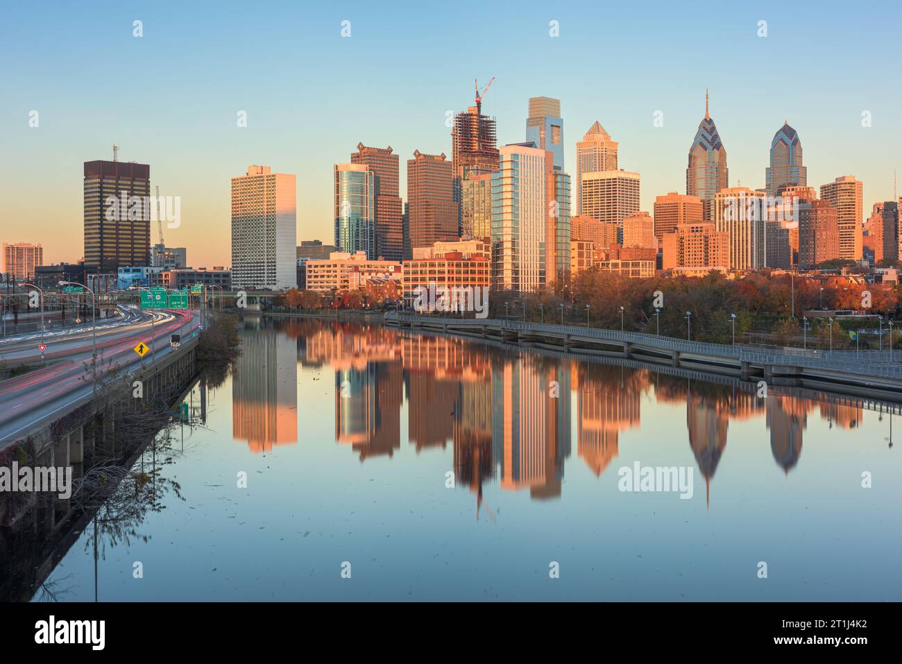 Philadelphia, Pennsylvania, USA Downtown Skyline in der Dämmerung auf der Schuylkill River. Stockfoto