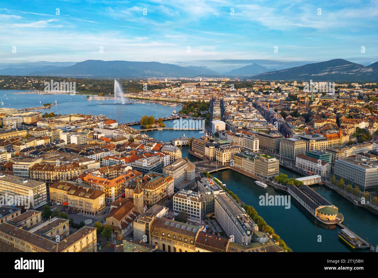 Blick auf die Skyline von Genf in Richtung Jet d'Eau Brunnen im Genfer See. Stockfoto