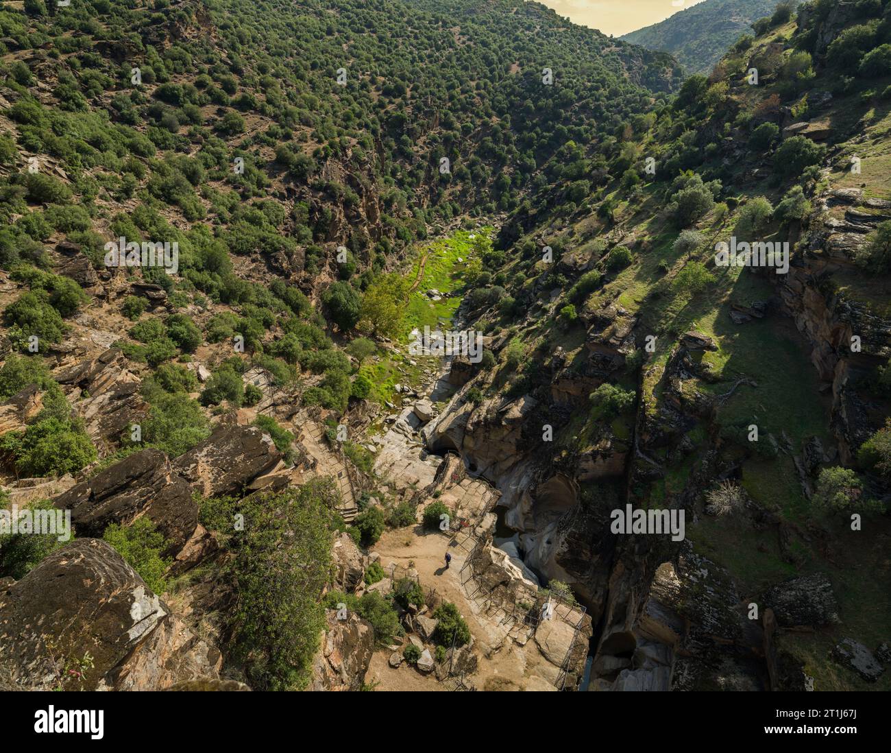 Naturpark Tasyaran Valley (Türkisch; Taşyaran vadisi). Der Blick auf die fantastischen Steinformationen im Canyon im Morgenlicht. Usak - Türkei Stockfoto