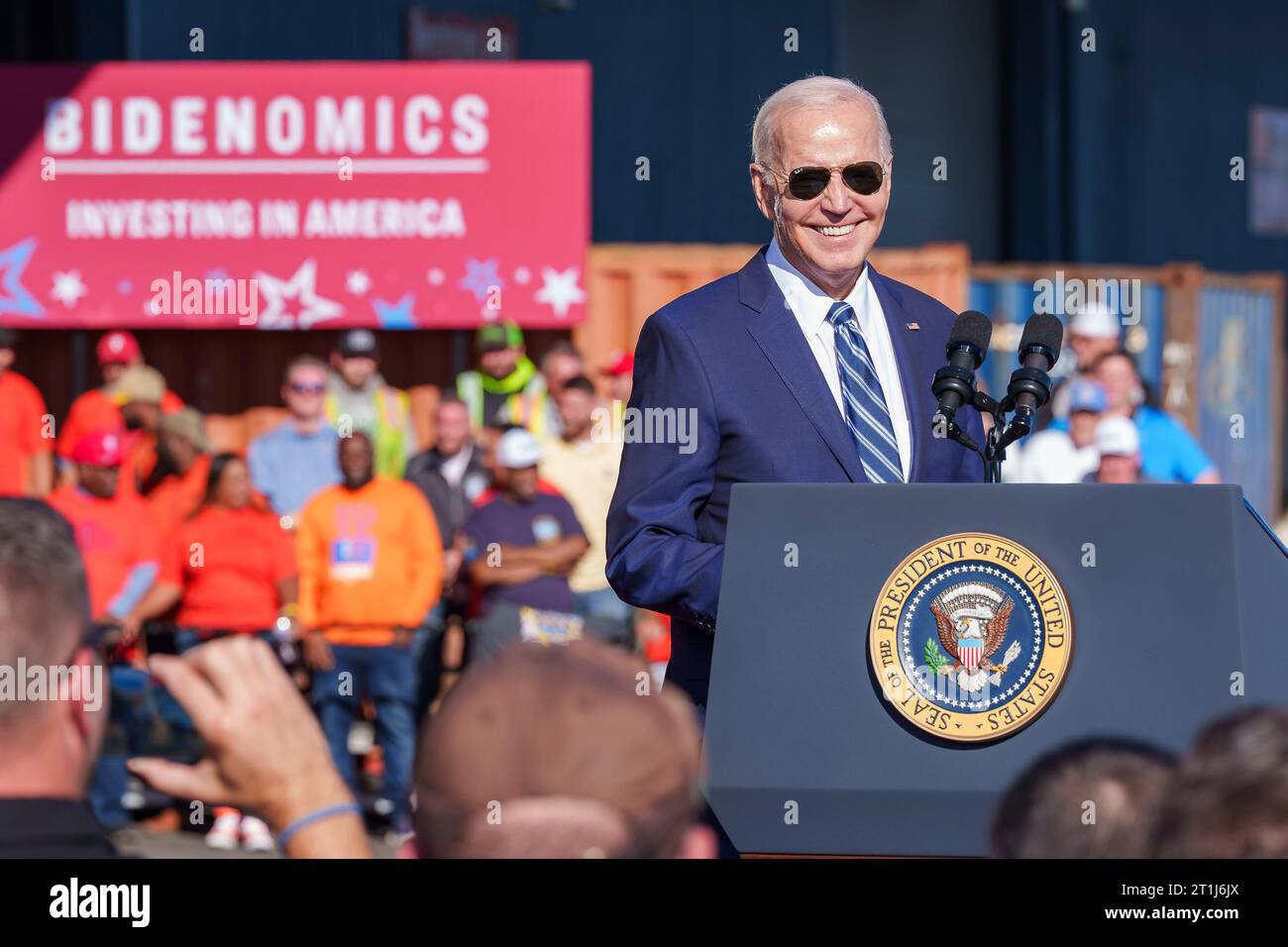 Philadelphia, Usa. Oktober 2023. US-Präsident Joe Biden kündigt die Finanzierung regionaler sauberer Energiestandorte im Rahmen einer Veranstaltung im Tioga Marine Terminal am 13. Oktober 2023 in Philadelphia, Pennsylvania an. Quelle: Cameron Smith/White House Photo/Alamy Live News Stockfoto