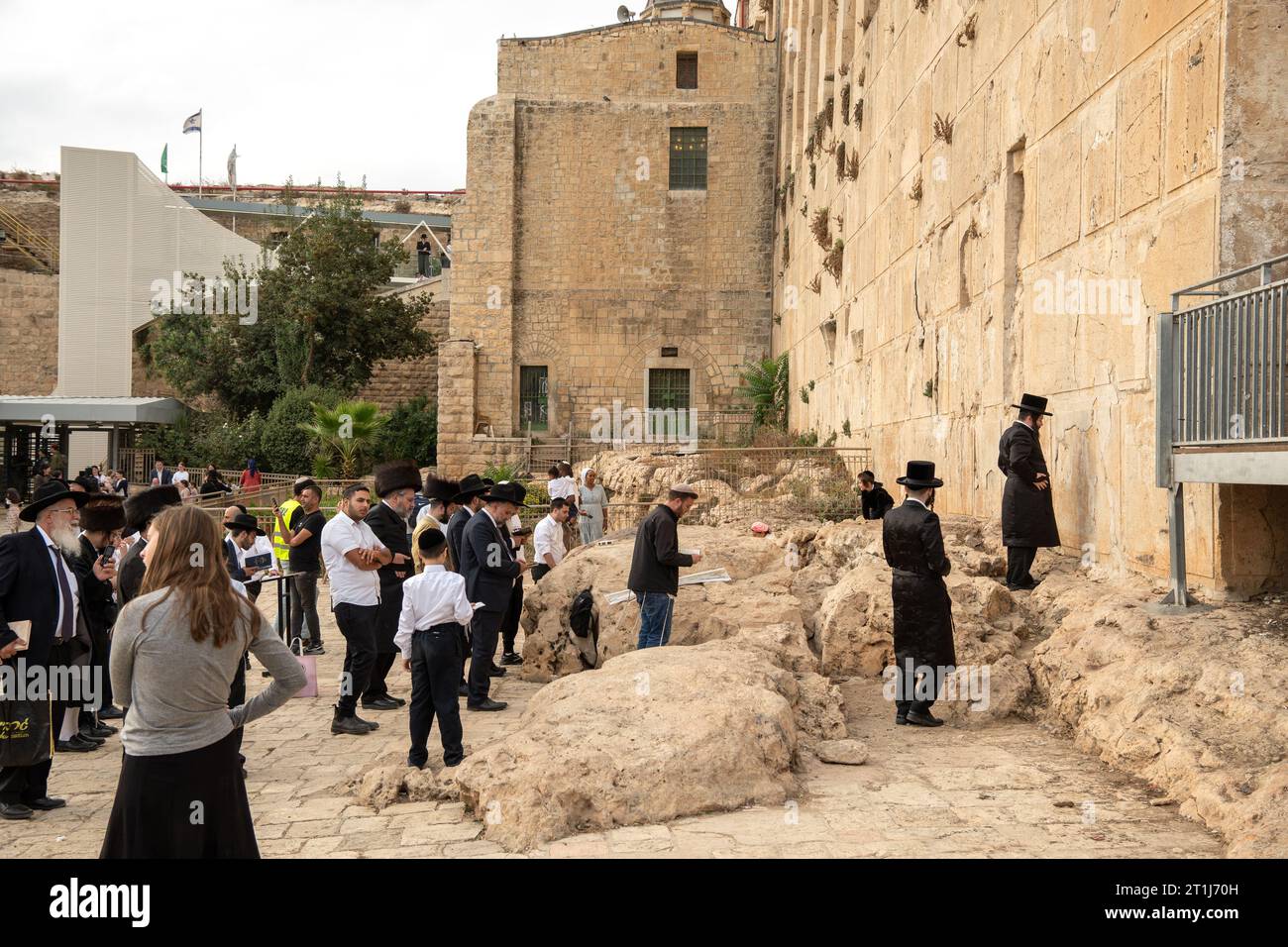 Hebron, Westbank Israel, 03. Oktober 2023: Religiöse orthodoxe Juden beten in der Nähe der Mauer der Höhle der Patriarchen Stockfoto