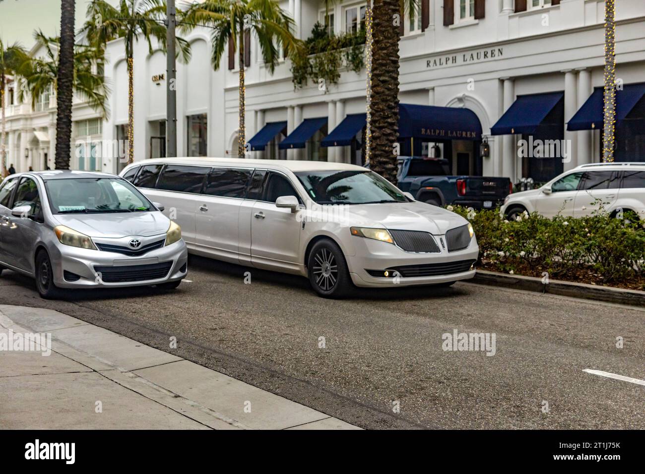 Los Angeles, USA; 15. Januar 2023: Limousinenfahrt auf der berühmten und luxuriösen Straße des Rodeo Drive in Beverly Hills in Los Angeles. Stockfoto