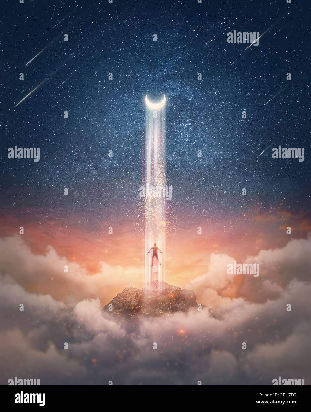 Surreale und geheimnisvolle Szene mit einer vom Mond entführten Person. Außerirdische Entführung mit menschlichem Schweben im Lichte der Sichel Stockfoto