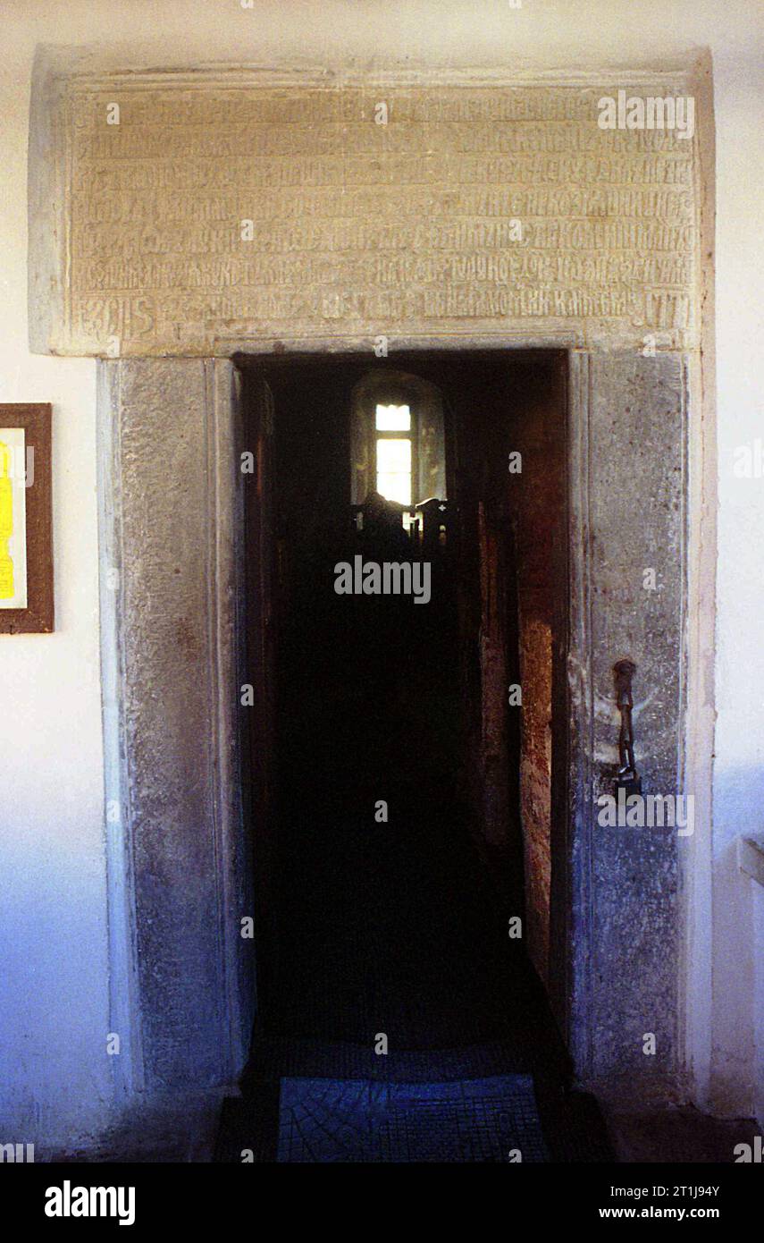 Arges County, Rumänien, 2000. Eintritt in die Kirche „die Verkündigung“ im Kloster Cotmeana, ein historisches Denkmal aus dem 14. Jahrhundert. Die ursprüngliche Inschrift in slawischer Sprache über der Tür. Stockfoto