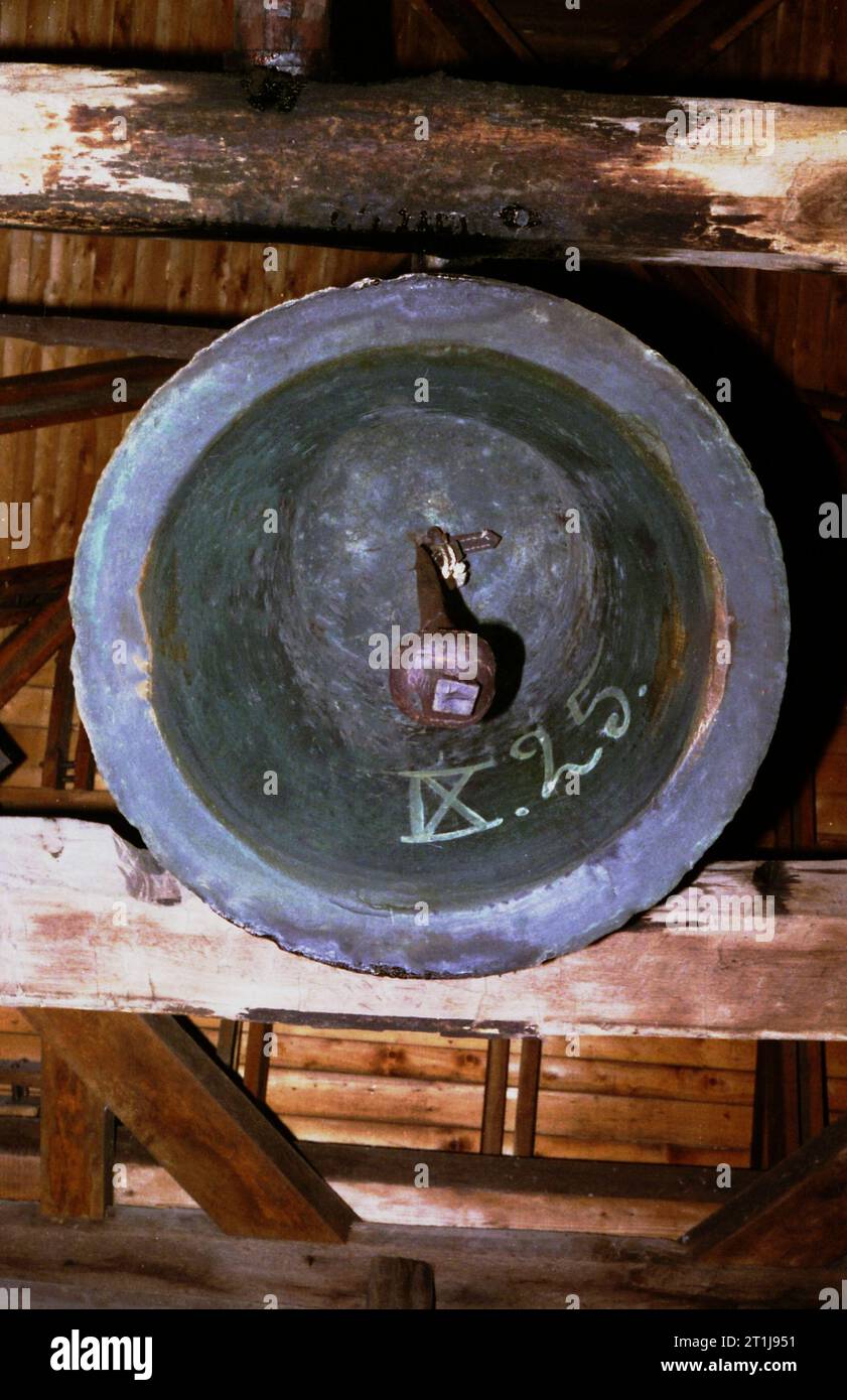 Arges County, Rumänien, 2000. Die Glocke aus dem 14. Jahrhundert im Kloster Cotmeana, die als älteste Kirchenglocke in der Walachei gilt. Stockfoto