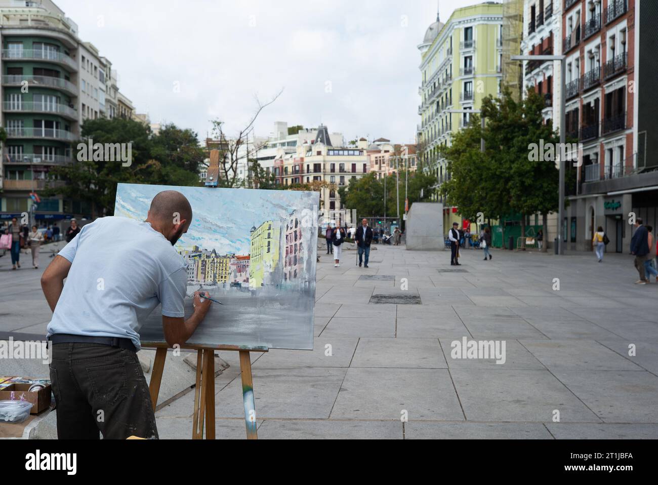 Ein Maler während der Feier des 20. Nationalen Malwettbewerbs auf der Plaza de Dali in Madrid im Herbst, Spanien, am 14. Oktober 2023. Spanien Stockfoto