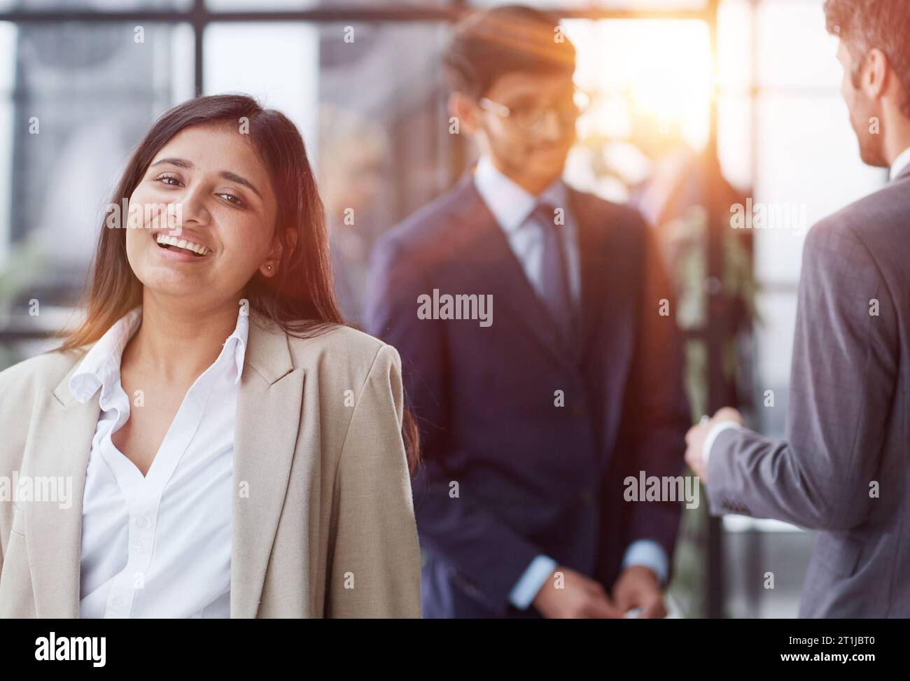 Verschiedene Unternehmensteams versammeln sich, um Informationen und Pläne auszutauschen Stockfoto